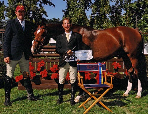 John French and Beckham owned by Gina Ross Champion Regular Conformation Hunter 2011 Menlo Charity Horse Show Photo JumpShot