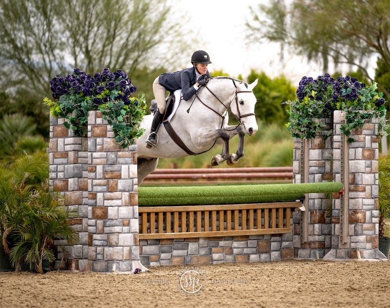 Julie Henderson and Major VF Amateur Owner Hunter 3'3" 2023 Desert Circuit IV Photo by Sara Shier